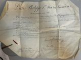 une feuille de papier avec une écriture dessus, posée sur une table