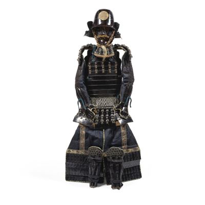 une image représentant un costume de samouraï sur fond blanc