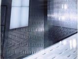 une photo d'une vitrine en verre dans la devanture d'un magasin