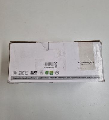 la boîte est vide et prête à être ouverte sur la table