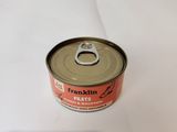 une boîte de conserve posée sur une table