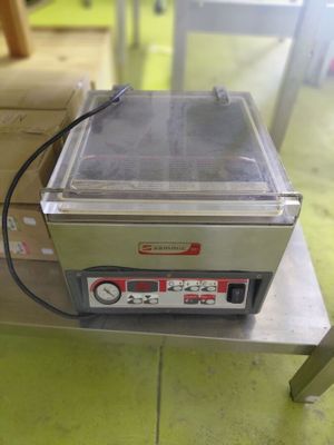 une machine posée sur une table