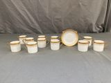 un ensemble de tasses et de soucoupes posées sur une table