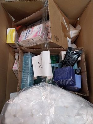 une boîte contenant des articles de toilette et d'autres objets