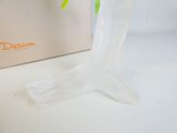 un vase contenant une fleur, posé sur une table
