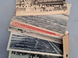 de nombreuses vieilles photos dans une boîte en carton posée sur une table