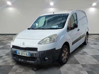 la photo d'une camionnette blanche garée sur un sol en damier