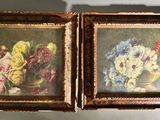 deux photos encadrées représentant des fleurs dans un vase, accrochées au mur