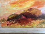une peinture à l'huile représentant une vache couchée dans un champ, avec un coucher de soleil en arrière-plan