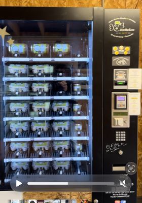 un distributeur automatique qui contient tout un tas de cupcakes