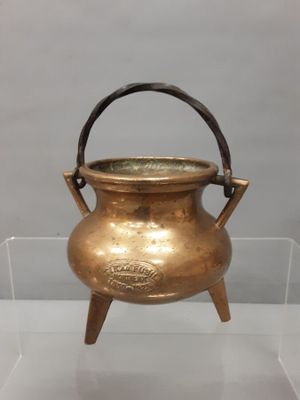 Objet de récompense de concours : Petit chaudron tripode en …