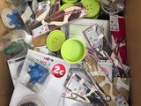 une boîte pleine d'objets assortis qui se trouvent dans la boîte