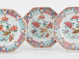 trois assiettes ornées de fleurs et d'oiseaux sur un fond blanc