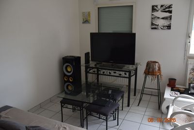 un salon équipé d'une télévision à écran plat et d'une table basse