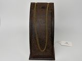 un étui en cuir marron muni d'une chaîne dorée
