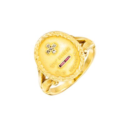 Gros plan sur une bague en or ornée d'une croix