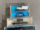 trois petits trains miniatures posés sur une table