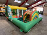une structure gonflable avec un toboggan et un toboggan aquatique