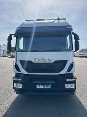 un camion blanc garé dans un parking