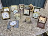 tout un tas d'horloges différentes posées ensemble sur la table