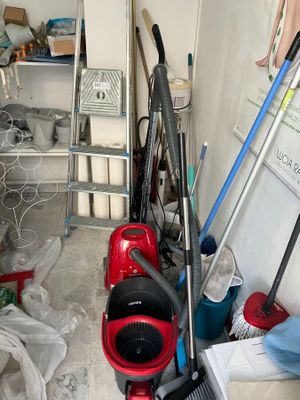 un aspirateur rouge et un aspirateur bleu dans une pièce