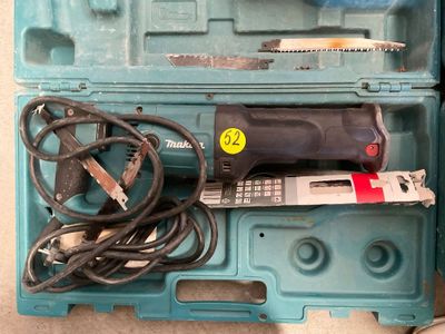une boîte à outils bleue avec des outils sur le sol