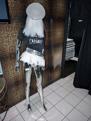 un mannequin vêtu d'un tutu blanc et d'un t-shirt noir