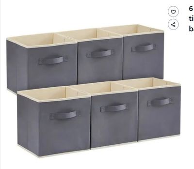 un lot de quatre bacs de rangement avec poignées
