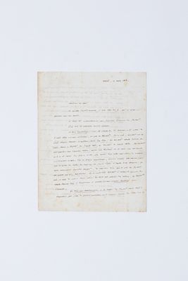 un vieux document écrit posé sur une table