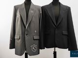 deux vestes posées sur un mannequin, devant un fond blanc