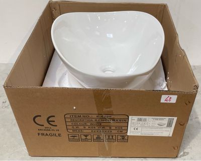 un bol blanc posé dans une boîte posée par terre