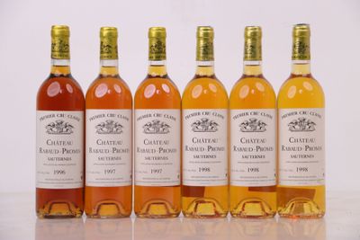 six bouteilles de vin sont alignées sur une table