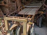 un gros camion garé dans un garage