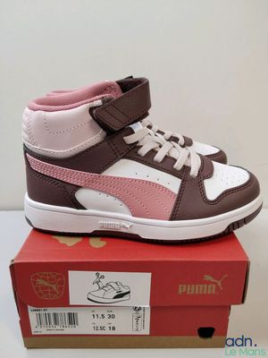 gros plan sur une paire de chaussures posée sur une boîte