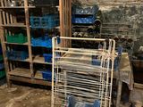 de nombreuses caisses et bacs dans une pièce aux murs en briques