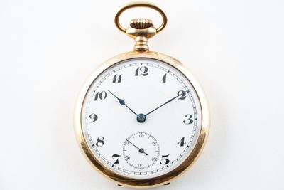gros plan d'une montre de poche sur une surface blanche