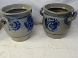 deux vases bleus et blancs posés sur une table blanche