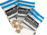 trois paquets de biscuits sont posés les uns à côté des autres sur une surface blanche