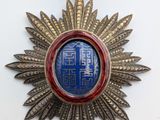 an image of a medal with a crown on top of it
