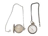 une montre à gousset en argent à laquelle est attachée une chaîne
