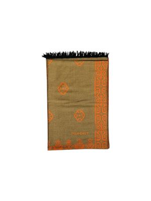 un tapis marron et orange avec un motif