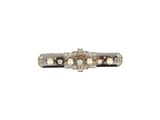 une image représentant une bague sertie d'un diamant et d'une perle sur fond blanc