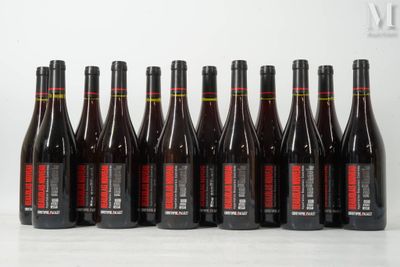 six bouteilles de vin alignées sur une table
