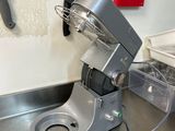 un mixeur posé sur un plan de travail dans une cuisine
