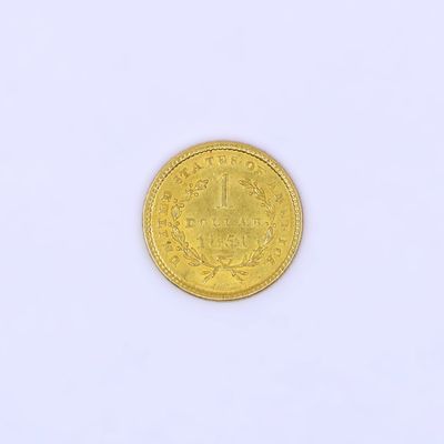 une pièce d'or sur une surface blanche avec un fond blanc
