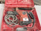 une boîte rouge contenant un marteau et un cordon