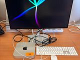 un bureau équipé d'un ordinateur et d'un clavier
