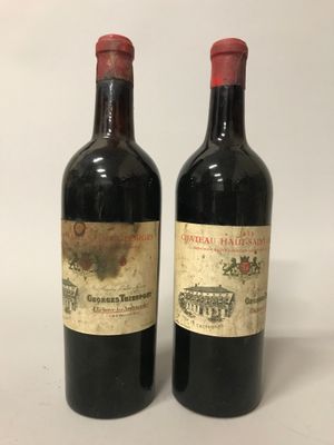 deux bouteilles de vin rouge posées l'une à côté de l'autre sur une table