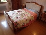 un lit recouvert d'une couette à motifs floraux dans une chambre à coucher