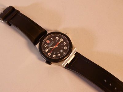 gros plan d'une montre-bracelet sur une table
